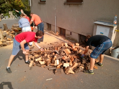 Děláme dřevo do klubovny - 2015